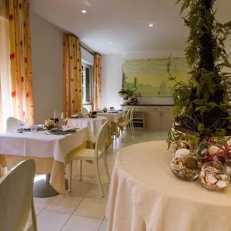 Hotel Mirella 3*